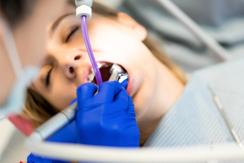 nha khoa anh thư lấy cao răng bằng máy siêu âm Maverick